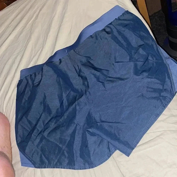 Women’s Under Armor Heat-gear shorts​ - Picture 3 of 4